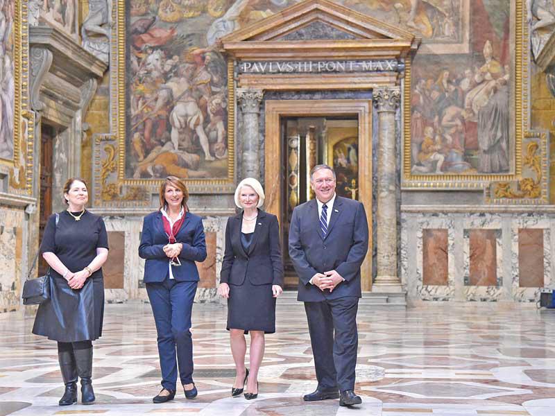 بومبيو وزوجته والسفيرة الأميركية لدى إيطاليا يستمعون إلى شرح خلال زيارة لأحد الأجنحة بالفاتيكان أمس (اي بي ايه)