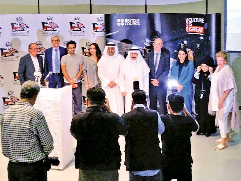 كامل العبد الجليل والسفير البريطاني مايكل دافنبورت في افتتاح المعرض