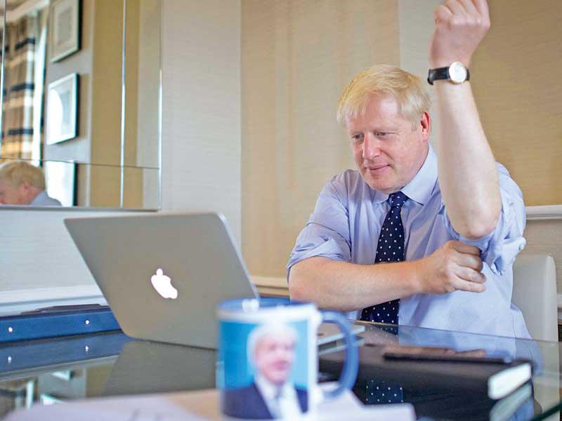 جونسون يجهّز أمس الأول خطابه الذي ألقاه في ختام مؤتمر حزب المحافظين أمس (أ ف ب)      