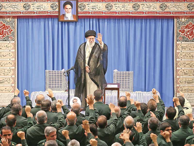 خامنئي يحيي قادة «الحرس الثوري» خلال لقاء في طهران أمس (أ ف ب)n