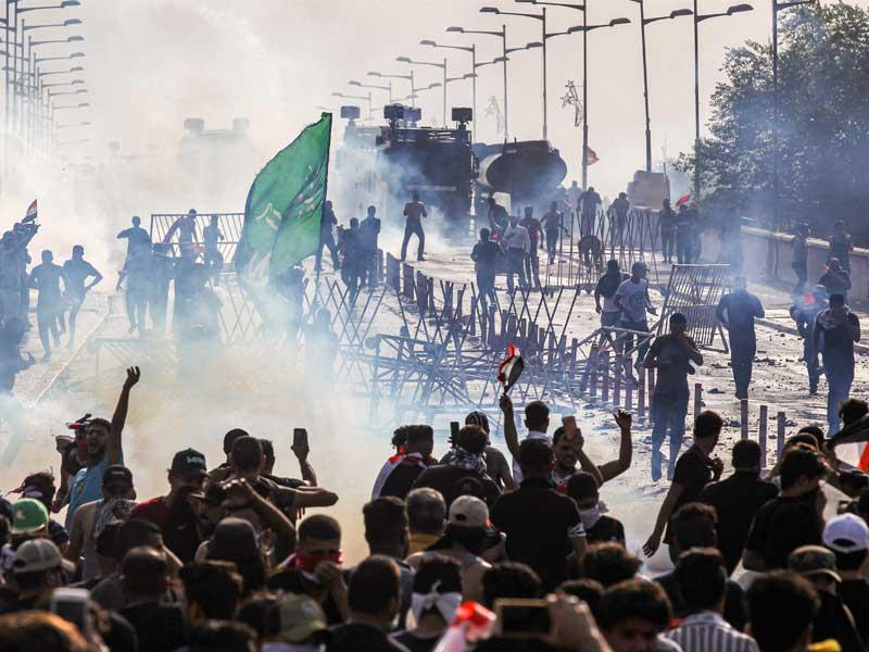 متظاهرون في وسط بغداد أمس (أ ف ب)