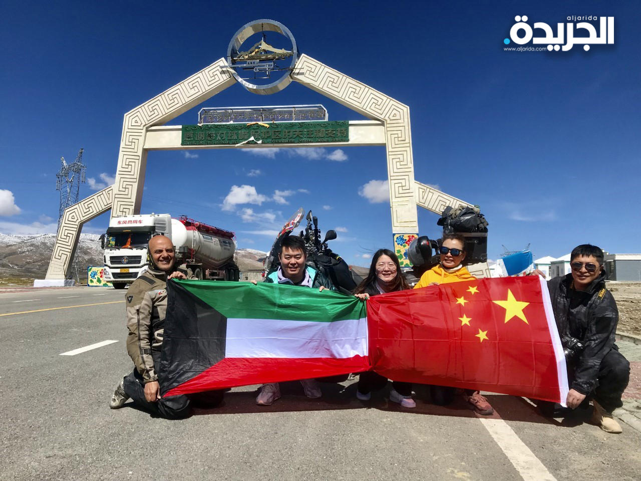 الرحالة البغلي رافعاً علم الكويت أمام معبر «كومولانجما» في التبت