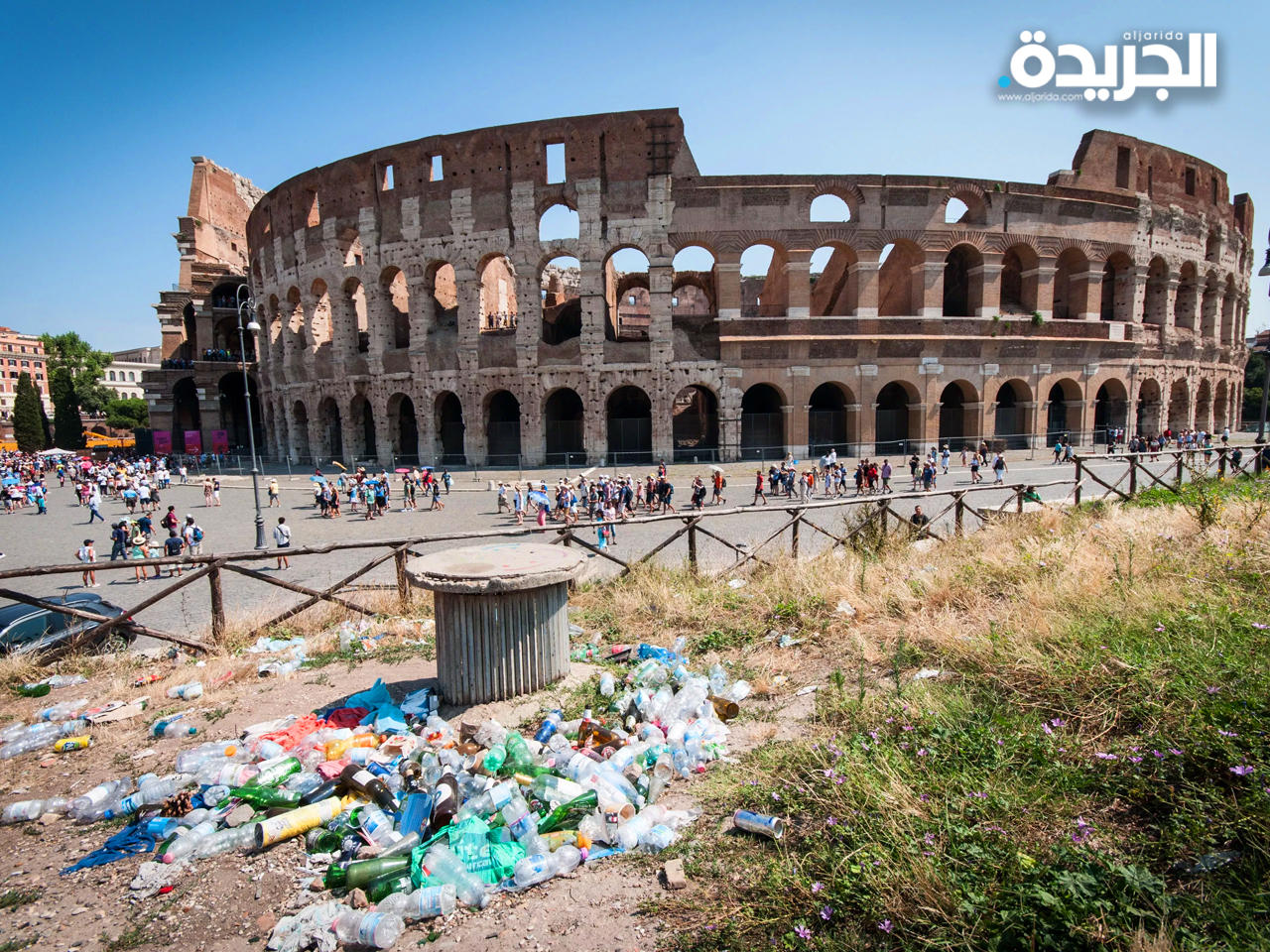 النفايات بجانب واحد من أهم معالم العالم السياحية