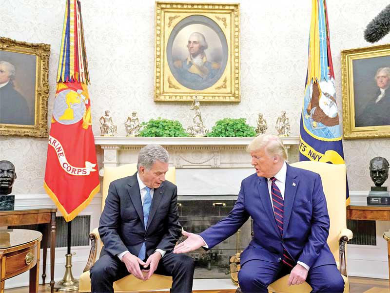 ترامب يمدّ يده لمصافحة نظيره الفنلندي في البيت الأبيض أمس الأول (رويترز)