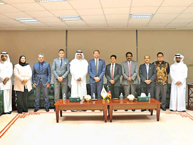 العازمي متوسطاً بعض ممثلي البعثات الدبلوماسية في البلاد