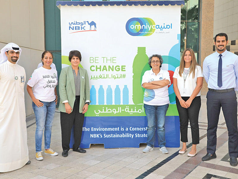 أسرة العلاقات العامة في البنك خلال استقبال الرئيسة التنفيذية لمشروع «أمنية» سناء الغملاس والمديرة التنفيذية للعمليات فرح شعبان 