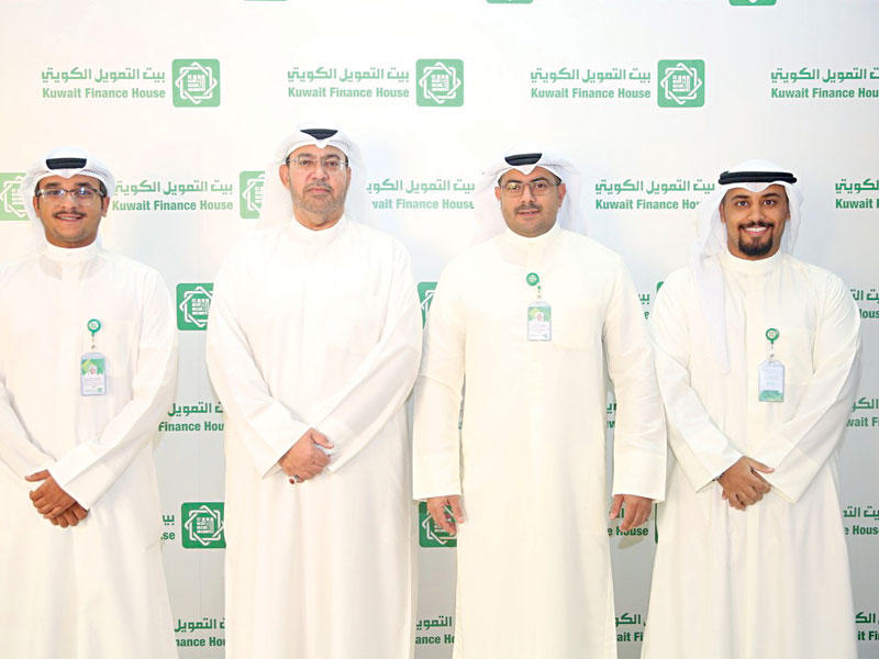 ممثل وزارة التجارة والصناعة مع فريق «بيتك» 