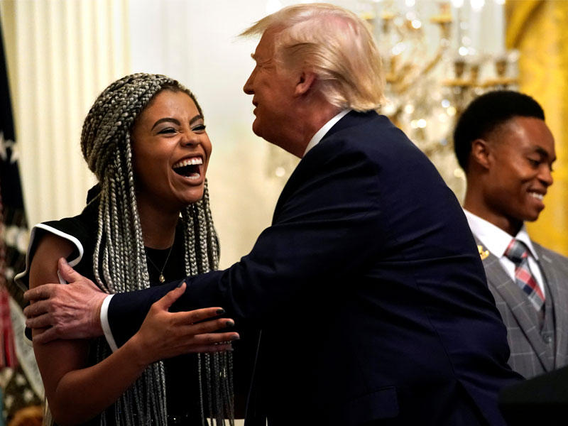 ترامب خلال لقاء مع ناشطين من السود في البيت الأبيض أمس الأول         (رويترز)