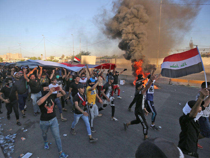 محتجون عراقيون خلال تظاهرة في بغداد أمس الأول (أ ف ب) 