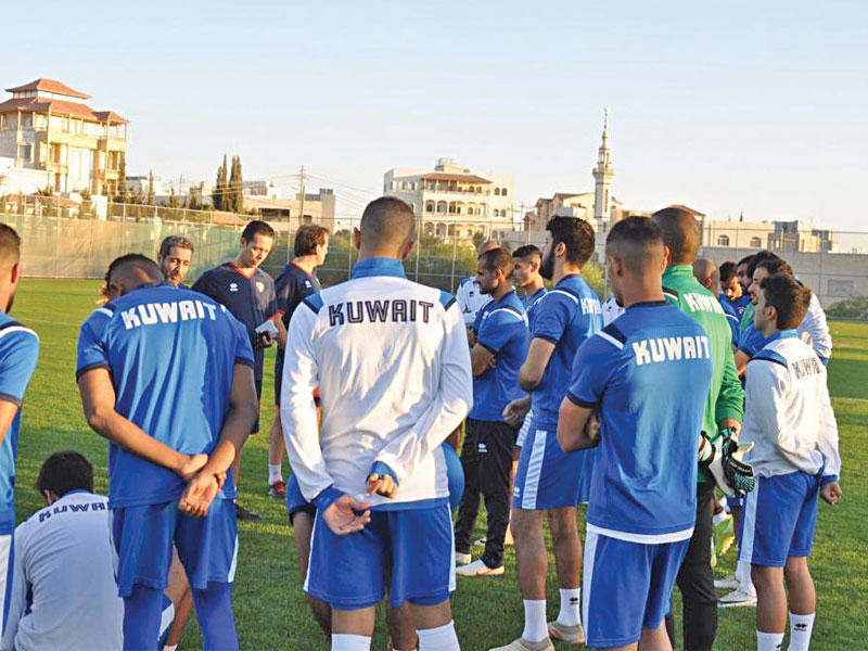 اللاعبون يستمعون لتعليمات الجهاز الفني في ملعب خريبة السوق