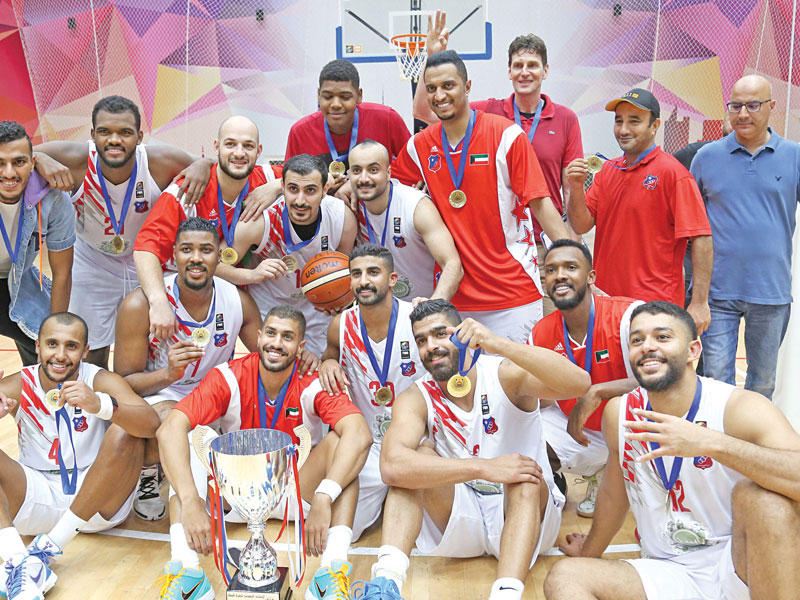 لاعبو الأبيض يحملون كأس البطولة 