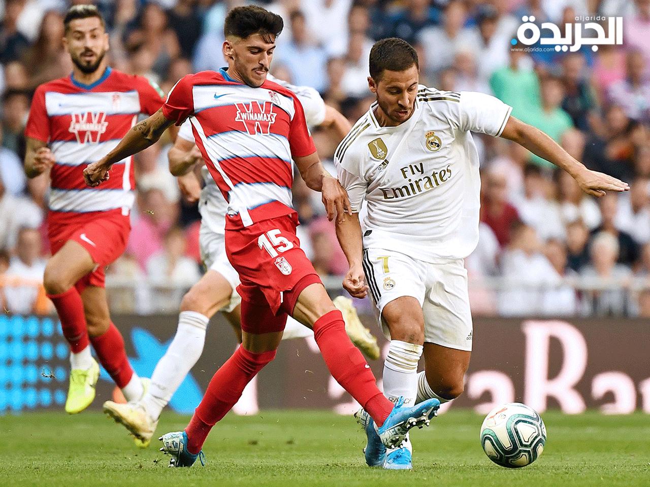 هازارد يحاول تجاوز مدافعي غرناطة