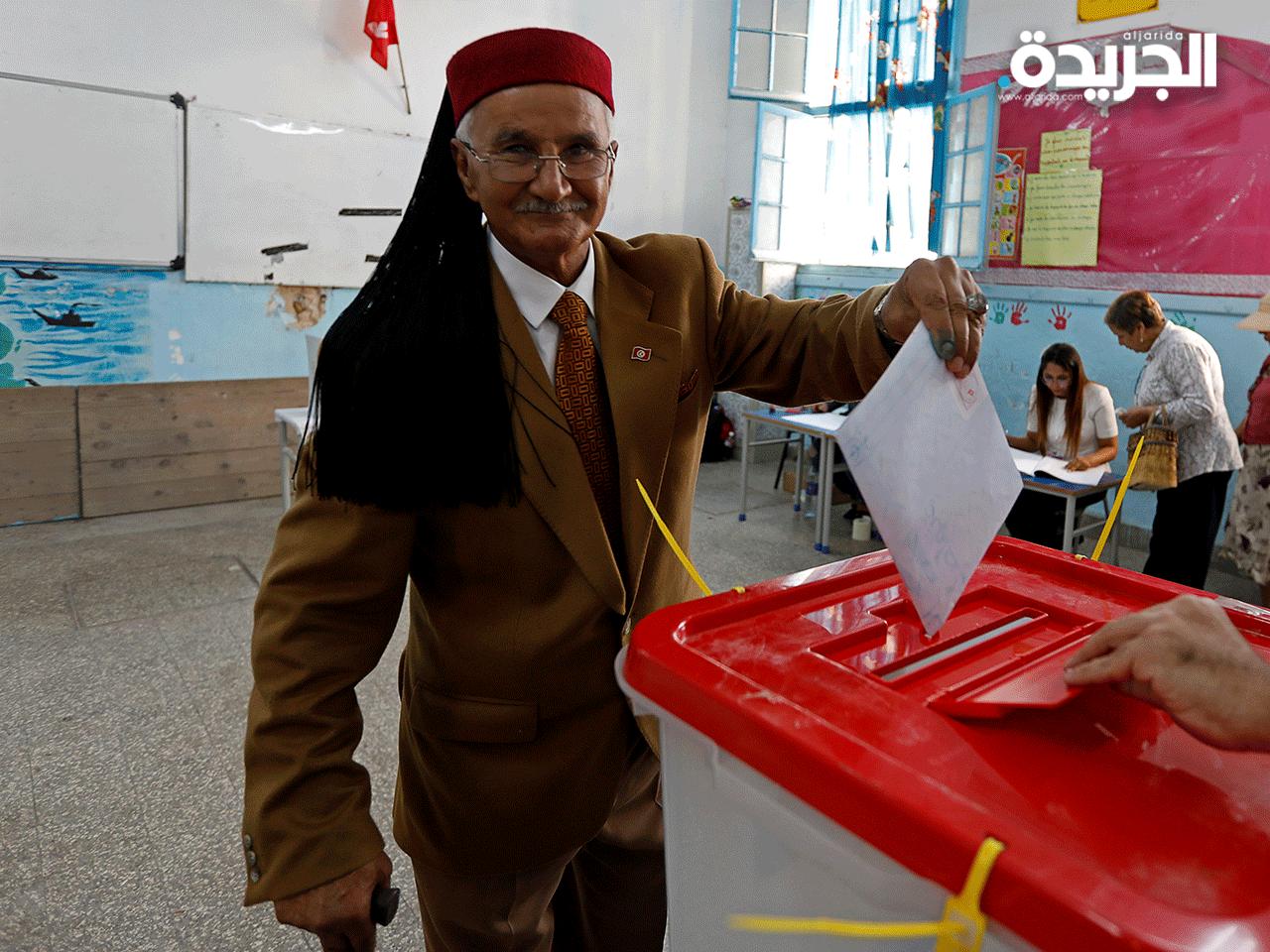 ناخب تونسي يدلي بصوته في الساعات الأولى لبدء عملية الاقتراع