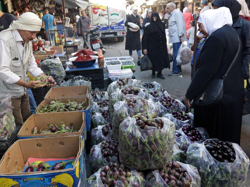 سوريون بسوق باب سريجة في دمشق القديمة أمس الأول (إي بي إيه)