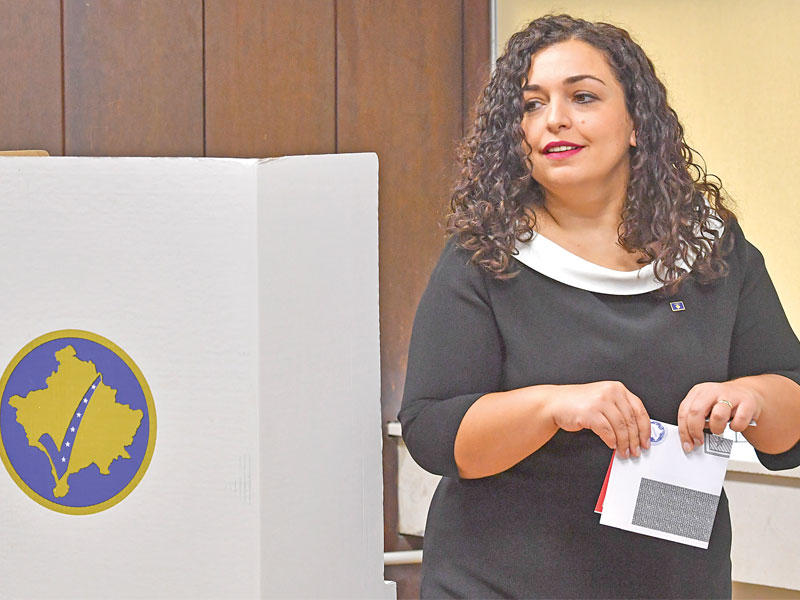 عثماني المرشحة لتكون أول رئيسة وزراء لكوسوفو تقترع أمس في بريشتينا (إي بي أيه)