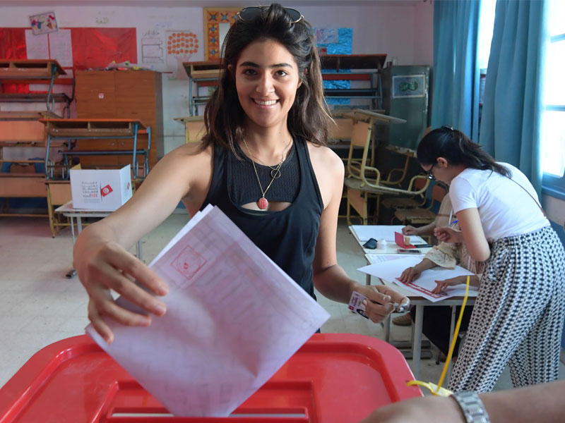 تونسية تقترع أمس في العاصمة (أ ف ب)