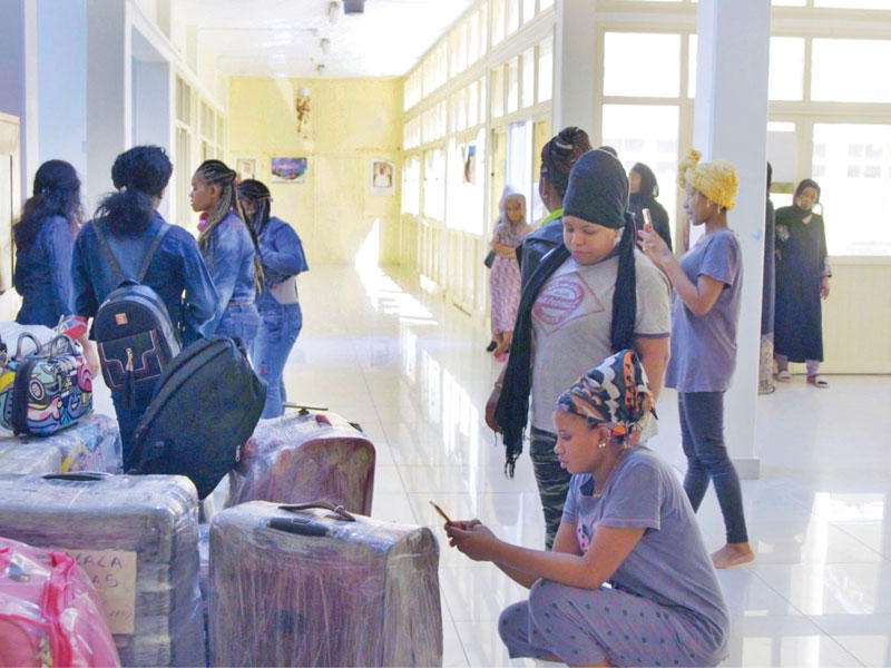 عمالة منزلية تستعد للمغادرة إلى بلدانها