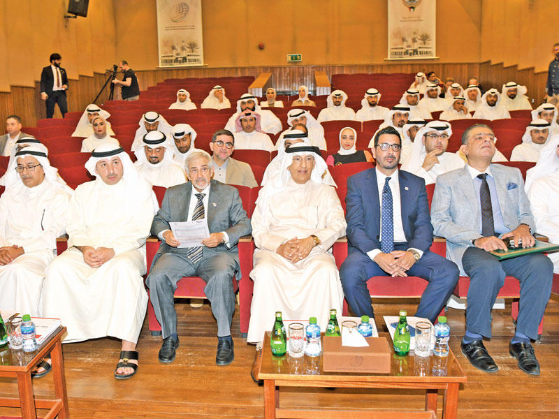 الساير والشارخ والهين خلال افتتاح الندوة في المعهد الدبلوماسي