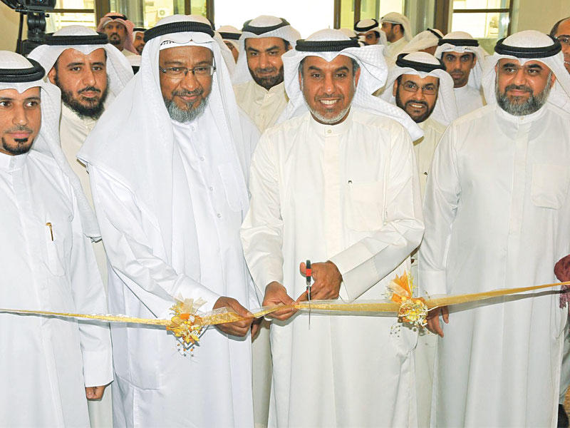 الشعلة مفتتحا المكتبة بحضور قيادات الوزارة