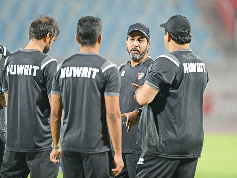 ثامر عناد في حديث جانبي مع الجهاز المساعد