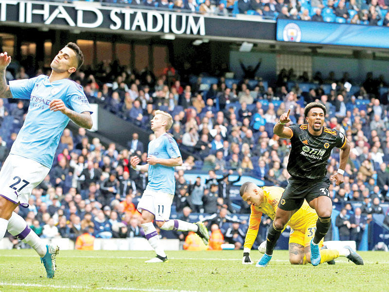 تراوري نجم ولفرهامبتون يحتفل بهدفه في مرمى مانشستر سيتي