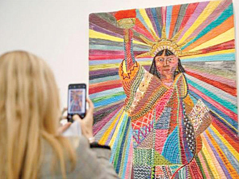 من الأعمال في المعرض