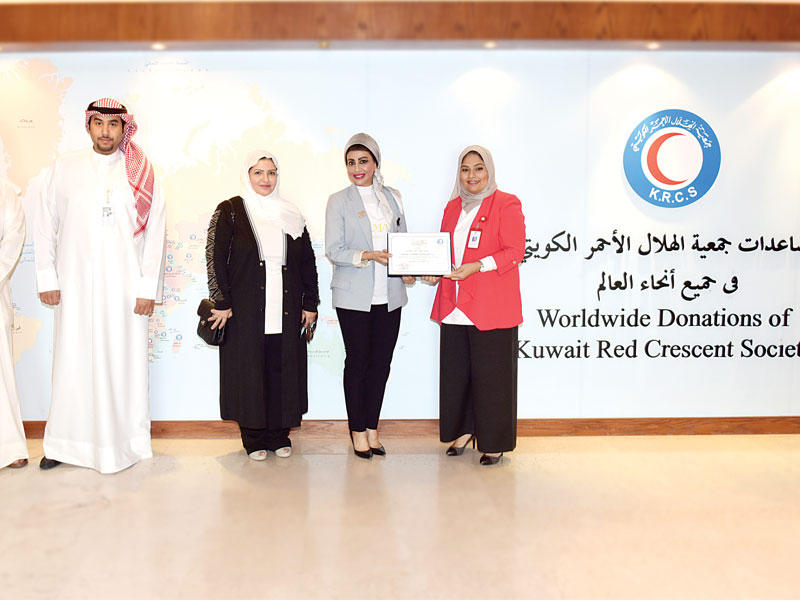 جانب من زيارة «الكيماويات البترولية» لـ «الهلال الأحمر» لتقديم الدعم 