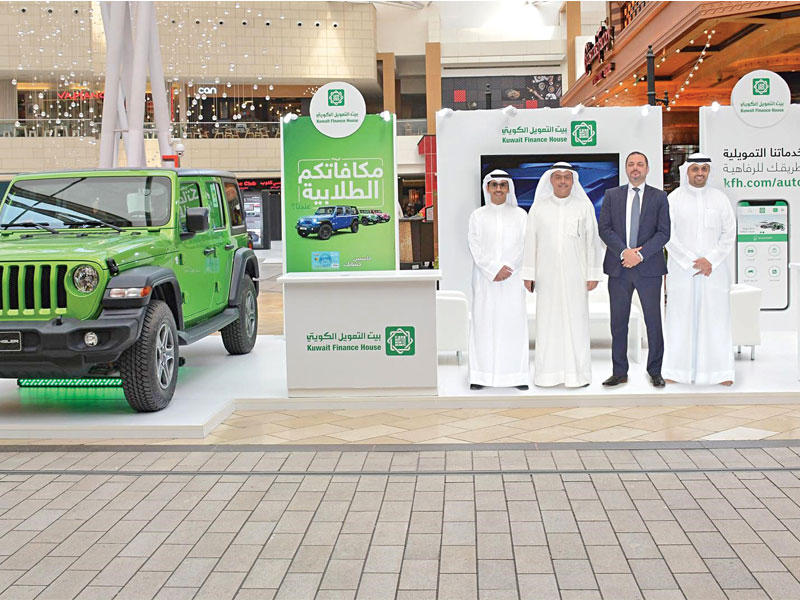 مسؤولو «بيتك» في جناحه بالمعرض