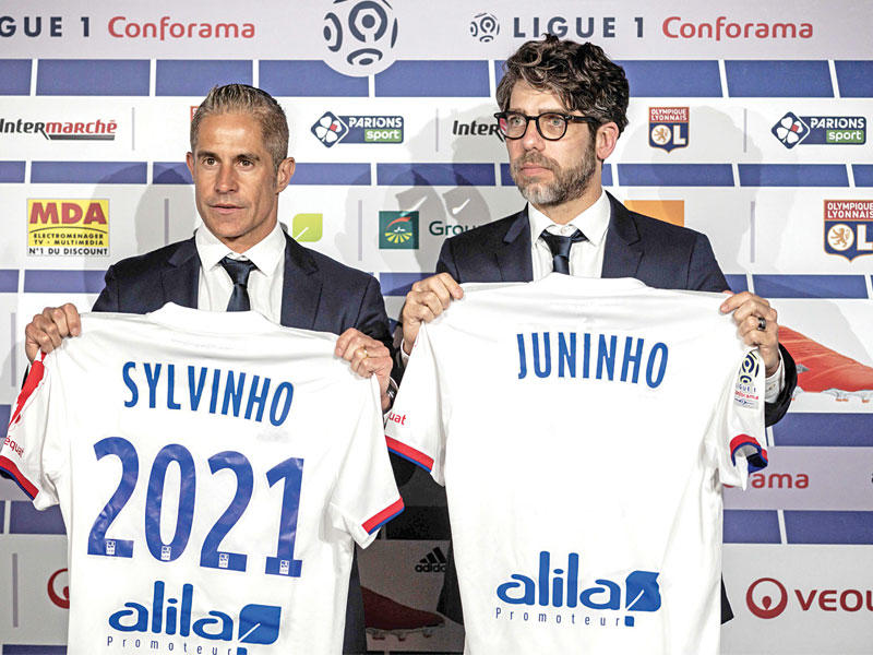 من يمين الصورة جونينيو المدير الرياضي و سيلفينيو مدرب أولمبيك ليون