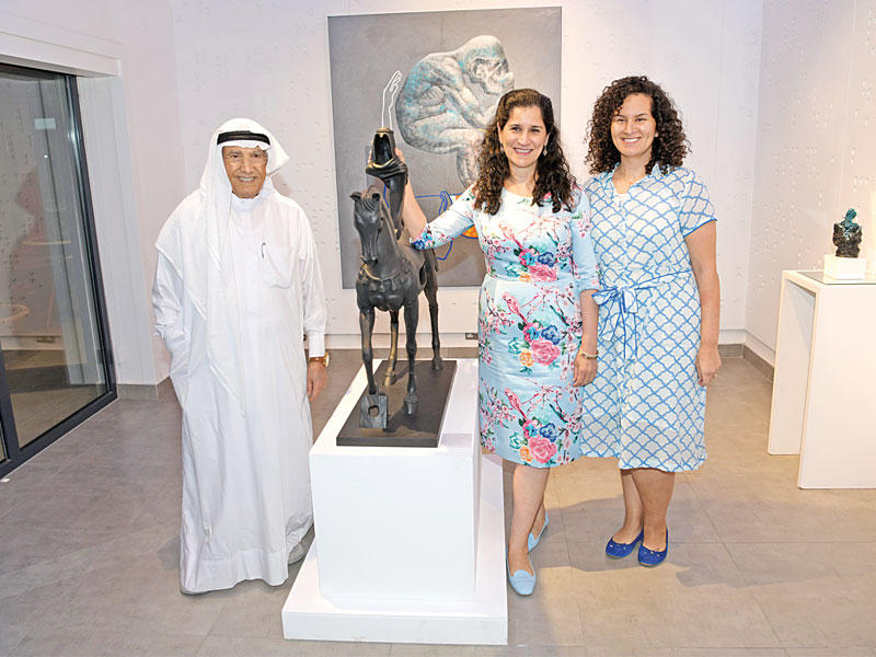 الشيخة انتصار سالم العلي والفنان سامي محمد في المعرض 