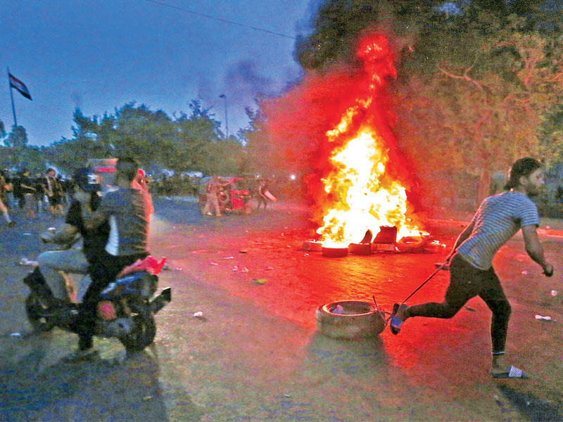 متظاهرون عراقيون في بغداد أمس الأول (أ ف ب) 