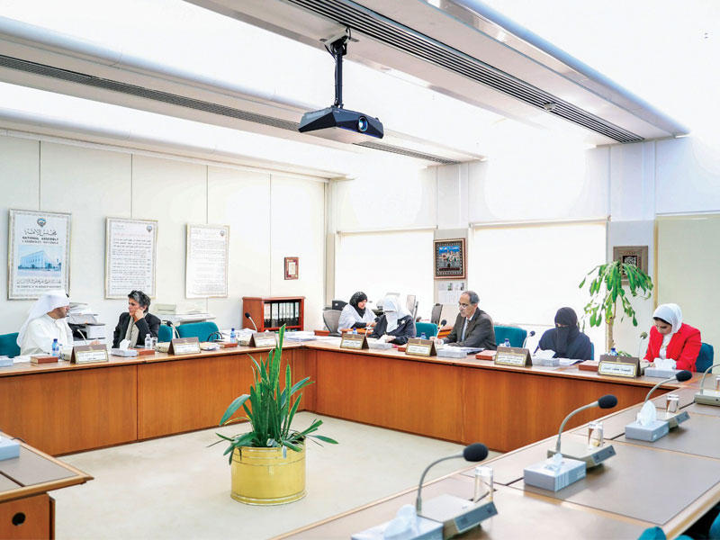 لجنة «المرأة والأسرة» في اجتماعها أمس