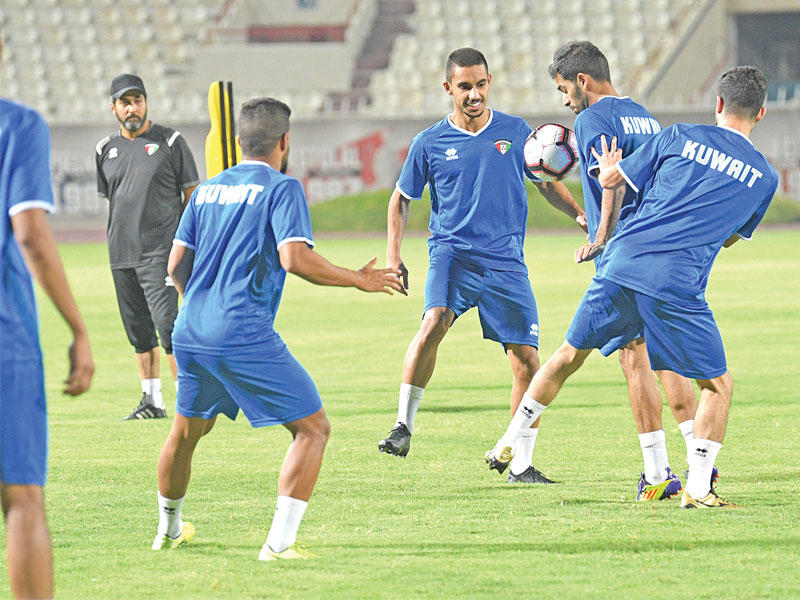 لاعبو الأزرق خلال تدريب سابق