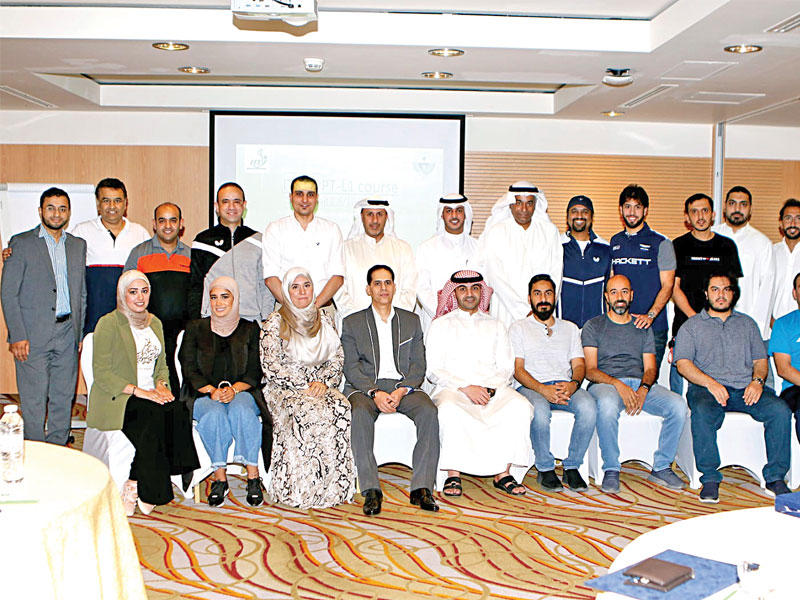 الدبوس يتوسط المتدربين