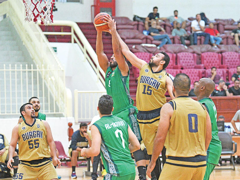 صراع تحت السلة في مباراة العربي وبرقان 