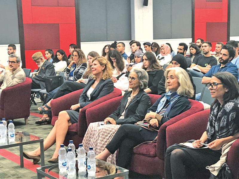  السفيرة الفرنسية متوسطة الحضور