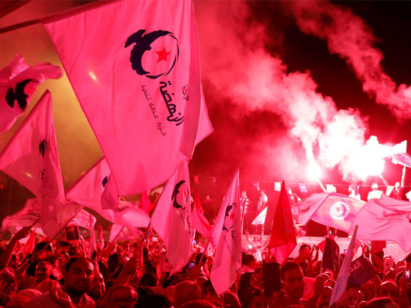 مؤيدون للنهضة يحتفلون في العاصمة التونسية أمس الأول (رويترز)