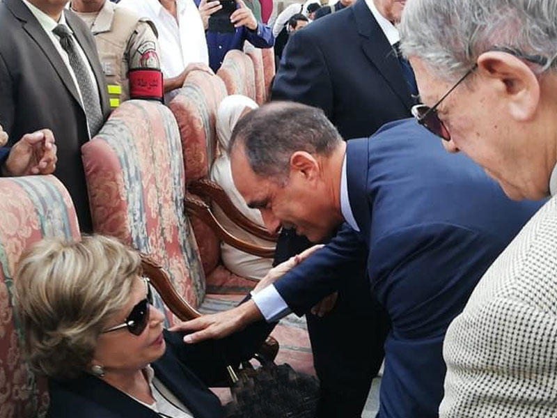 صورة تداولها نشطاء على مواقع التواصل تظهر جمال مبارك والسيدة جيهان السادات خلال احتفالية بمناسبة انتصار أكتوبر عند النصب التذكارية شرق القاهرة أمس الأول 