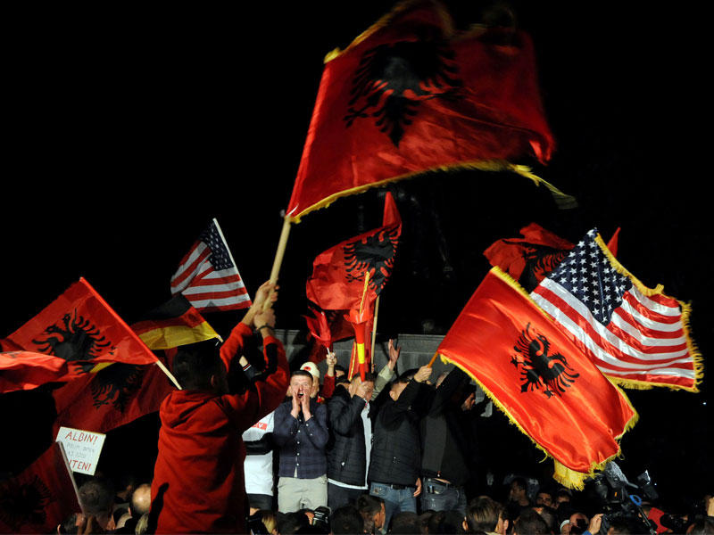 أنصار حركة تقرير المصير يحتفلون في بريشتينا ، كوسوفو