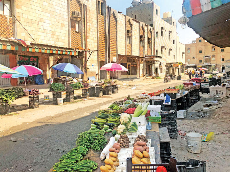 السوق يبدو خالياً من البائعين أمس عقب الفرار الجماعي 