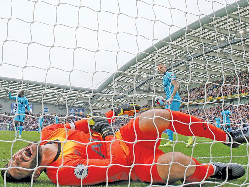 لوريس حارس مرمى توتنهام بعد تعرضه للإصابة