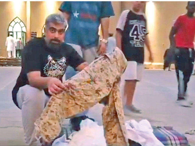 صورة من مقطع فيديو للملابس العسكرية المضبوطة 