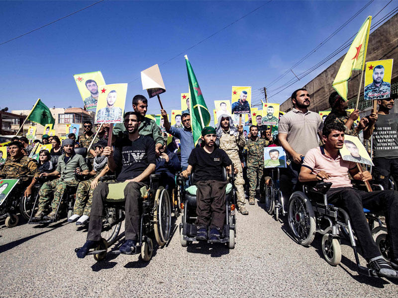 مسيرة لقدامى المحاربين الأكراد للتنديد بتركيا في القامشلي أمسt(أ ف ب) 