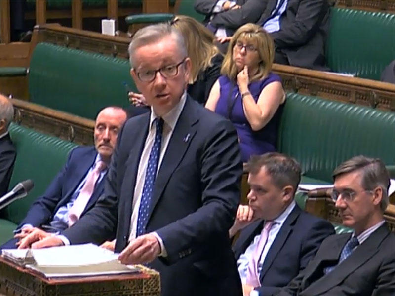 مستشار بريطانيا لدوقية لانكستر مايكل جوف وهو يتحدث عن الاستعدادات لمغادرة الاتحاد الأوروبي.