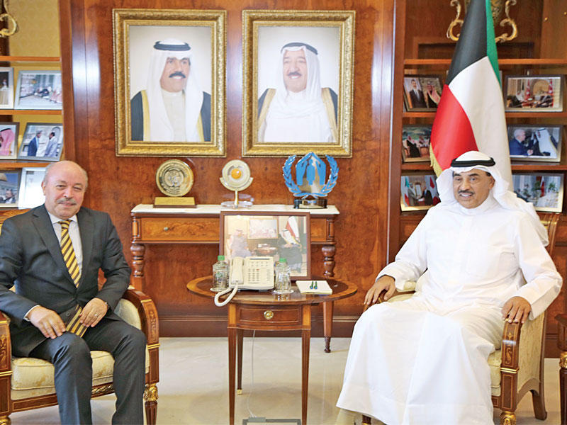 الخالد مستقبلاً السفير الجزائري أمس