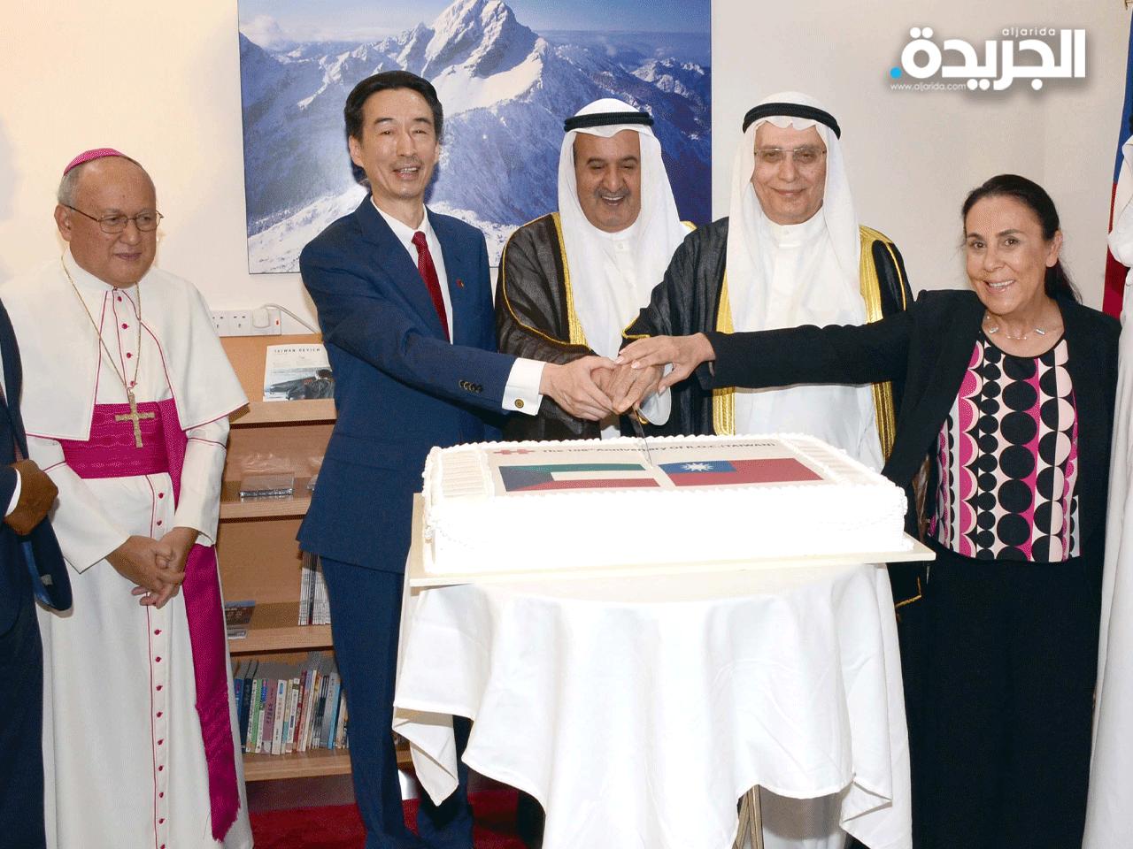 رئيس مكتب ممثلية تايوان التجاري لدى البلاد هاواوي مو ومصطفى بهبهاني