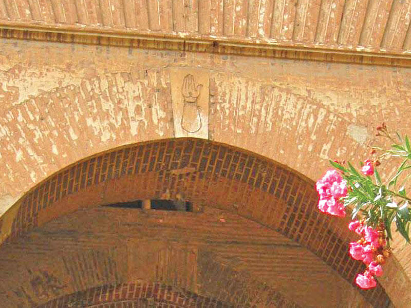 صورة اليد على الجدران 