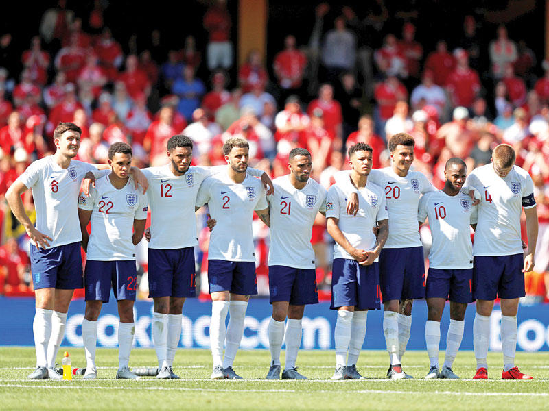 لاعبو المنتخب الإنكليزي خلال مباراة سابقة