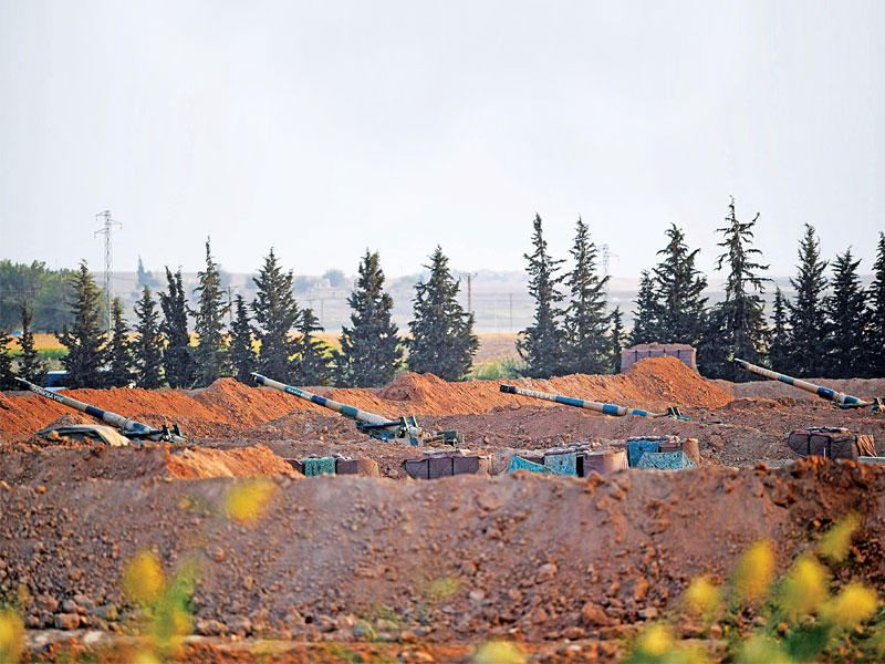 مدافع تركيا على الحدود مع سوريةt(أ ف ب)