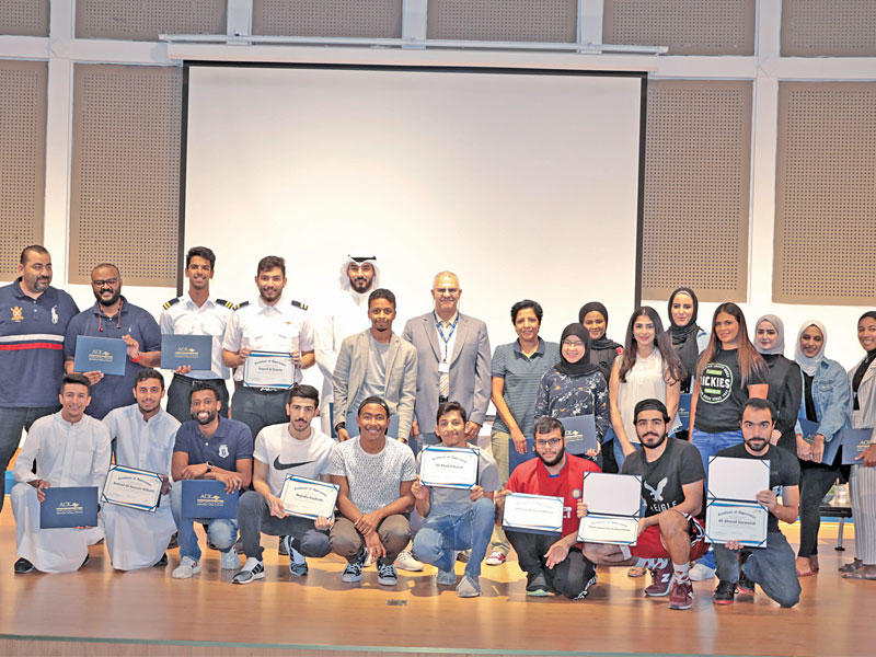 صورة جماعية للطلبة المكرمين